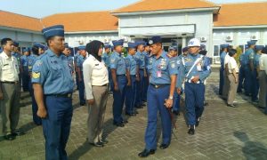 Komandan Satlinlamil Surabaya Kolonel Laut (P) Riduwan Purnomo, S.T., M.M. sedang melakukan pemeriksaan pasukan dalam apel gabungan Satlinlamil Surabaya.
