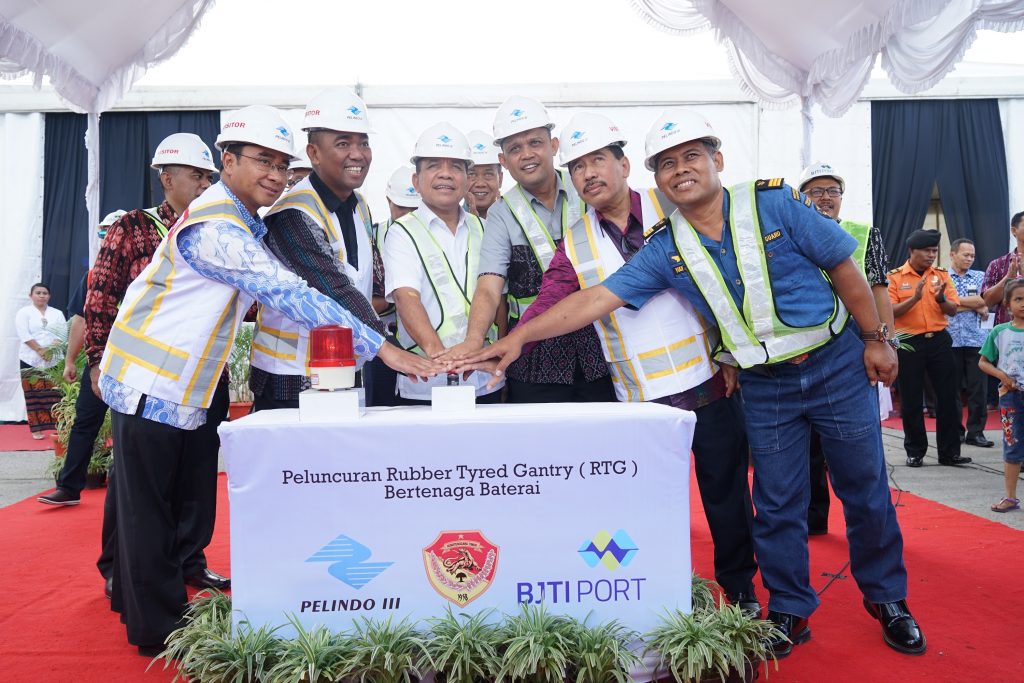 Peresmian penggunaan Electrical Rubber Tire Gantry (E-RTG) Crane bertenaga baterai milik Pelindo III di Pelabuhan Tenau Kupang NTT.