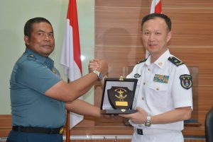 Kaskolinlamil Laksma TNI Edi Surjanto, S.E., M.M. saat bertukar cinderamata dengan Rear Admiral Yan Zheng Ming selaku Komandan Satuan Tugas Chinese Navy Task Force (CNTF).