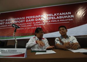 Dir. Perencanaan dan Pengembangan Pelindo 1, Iman A Sulaiman berbincang dgn Asisten I Bidang Pemerintah Kota Langsa, Suriyatno, AP, MSP dalam acara Rakor Pembukaan Jalur Perdagangan Kuala Langsa