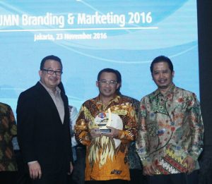 Direktur Utama Pelindo 1 memperoleh penghargaan sebagai The Best CEO in Marketing Development BUMN Awards 2016.