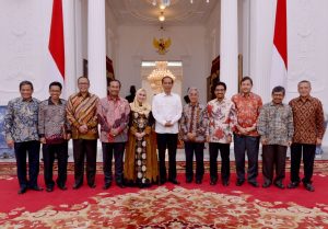 Foto Bersama - Presiden Jokowi bersama IKA ITS
