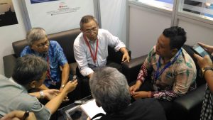 Berbincang - Dirut PT PAL Indonesia Firmansyah Arifin (tengah) di sela-sela acara Indo Defence 2016