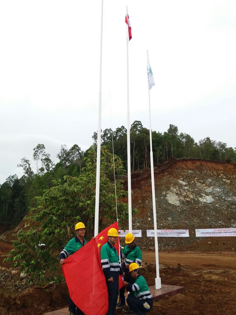 Mantap! Anggota Sintel Lanal Ternate ini Berani Turunkan Bendera RRC di Pulau Obi