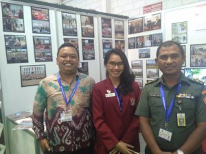 Humas UNHAN Mayor Kav M.Toha (kanan), Mahasiswa Prodi Keamanan Maritim UNHAN, Megawati Rosalio Putri (tengah) di acara Indo Defence 2016