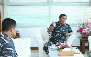 Pangarmatim didampingi Kadispenarmatim saat menerima maritimnews.com di Surabaya.