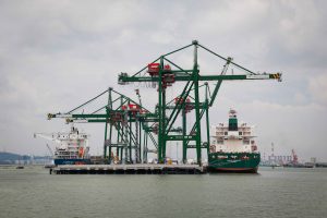 Kegiatan bongkar petikemas di terminal Teluk Lamong.