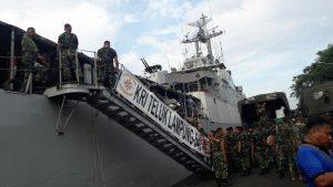 KRI Teluk Lampung 540 sedang melaksanakan embarkasi dan debarkasi pasukan Yonif 726/Tamalatea.