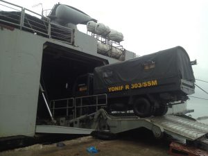 KRI Tanjung Kambani 971 sedang melaksanakan embarkasi material kendaraan tempur milik Brigif 13 Divisi 1 Kostrad