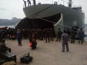 KRI Teluk Bintuni sedang melaksanakan embarkasi personil dan material pasukan Brigif 13 Kostrad di dermaga Ranai, Kepulauan Riau.