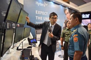 Perwakilan Hytera Indonesia, Stevan Hao tengah menjelaskan produknya kepada Sekjen Kemhan Laksdya TNI Widodo