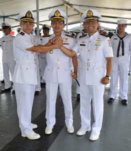 Komandan Satlinlamil Jakarta Kolonel Laut (P) Andi Abdul Azis bersama dengan Komandan KRI Teluk Manado 537 yang baru Mayor Laut (P) Homa Sugama, S.E. dan Letkol Laut (P) Priyo Dwi Saputro, S.T., M.Tr. Hanla.