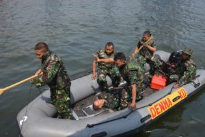 Para peserta latihan LDD Penanganan korban tenggelam sedang mempraktekan prosedur menangani korban.