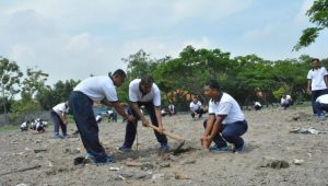Komandan Satlinlamil Surabaya Kolonel Laut (P) Riduwan Purnomo, S.T., M.M. (Memegang cangkul) melakukan penanaman pohon mangga sebagai bagian dari penciptaan lingkungan yang asri. 