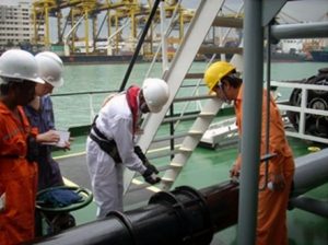 Pengecekan bunker di pelabuhan