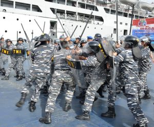 Pasukan Huru Hara (PHH) Kolinlamil sedang berlatih menghadapi aksi demonstrasi di Dermaga Mako Kolinlamil.