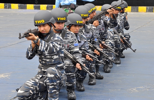 Prajurit Satlinlamil Jakarta baik Staf dan Unsur KRI berlatih anti pembajakan kapal.