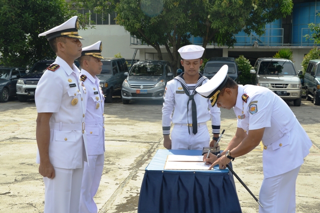 Serah terima jabatan Komandan KRI Pulau Rupat.