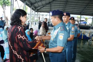 Pangarmatim berikan tali asih kepada pelaku sejarah terjadinya pertempuran Laut Aru.