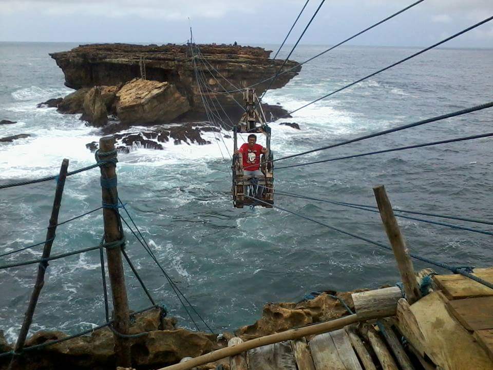 Menikmati Uji Adrenalin Naik Gondola di Atas Segoro Kidul