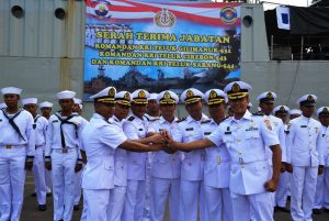 Dansatfibarmabar Kolonel Laut (P) Ganda Permana, S.T., M.M., melakukan salam komando dengan para Komandan KRI usai melaksanakan upacara Sertijab di Dermaga JICT, Tanjung Priok, Jakarta Utara, Rabu (14/12).