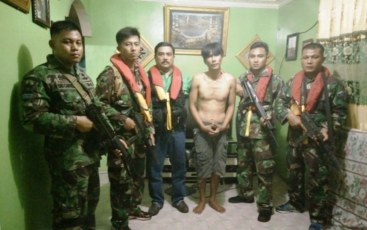 Tim WFQR-1Lanal Tanjung Balai Asahan menangkap otak pelaku perompakan terhadap kapal MT AD Matsu di Jalan HOS Cokroaminoto, Tanjung Balai, Rabu (14/12).