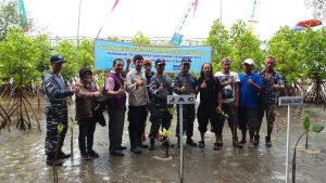 Foto bersama para peserta tanam Mangrove yang diselenggarakan oleh Lanal Cilacap.