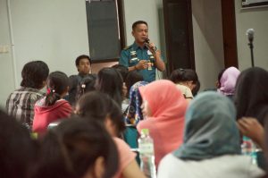Staf Asisten Operasi (Asops) Panglima TNI, Letkol Laut (P) Salim, saat memberikan Kuliah Umum Jurusan Ilmu Hubungan Internasional FISIP UPN Veteran Yogyakarta, Senin (5/12/2016). 