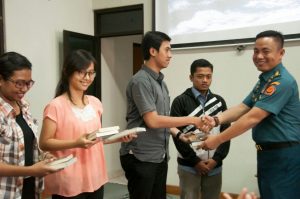 Para peserta kuliah umum berkesempatan berpose bersama Letkol Laut (P) Salim