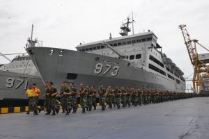 Prajurit Komando Lintas Laut Militer (Kolinlamil) melakanakan olahraga siang bersama Kepala Staf Kolinlamil Laksamana Pertama TNI Edi Surjanto, S.E., M.M. didampingi Aspers Pangkolinlamil Kolonel Laut (E) Edi Suhara di lingkungan Mako Kolinlamil, Tanjung Priok, Jakarta Utara, Rabu (7/12). (Foto Dispen Kolinlamil).