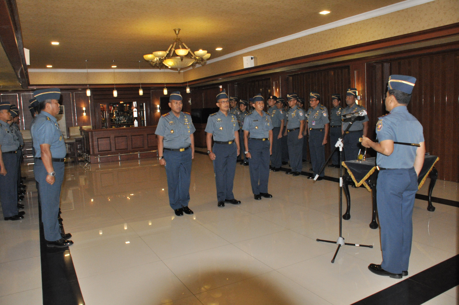 Panglima Kolinlamil Laksamana Muda TNI I.G. Putu Wijamahaadi, S.H., mengukuhkan jabatan pejabat teras di lingkungan kolinlamil. Berturut-turut dari kiri ke kanan Wadan Satlinlamil Jakarta Letkol Laut (P) Saekhul Anwar, Kadisminpers Kolinlamil Letkol Laut (KH) Joko Susilo, S.Sos. dan Kasetum Kolinlamil Mayor Laut (KH) Moh. Arief Budiman, S.P.