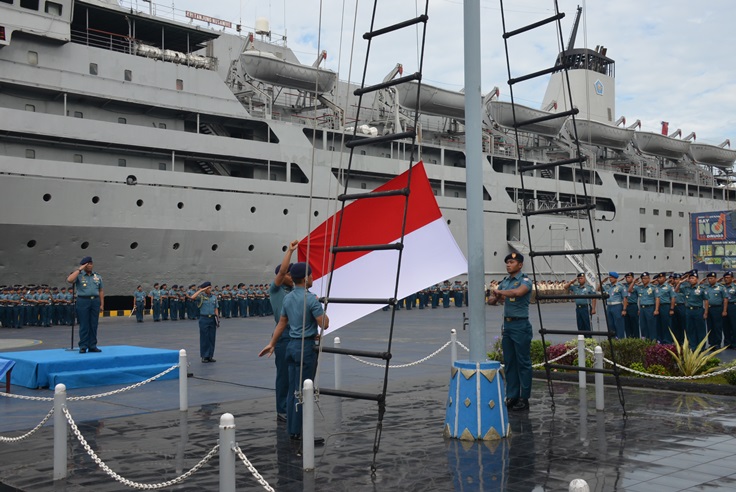 Kaskolinlamil Laksma TNI R. Edi Surjanto, S.E., M.M., memimpin upacara peringatan Hari Nusantara 2016 di Kolinlamil.