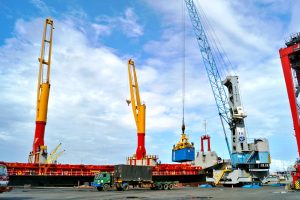 Crane BJTI Port mengangkat peti kemas di Terminal Berlian.