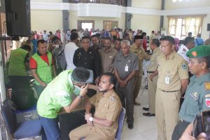 Suasana pengobatan gratis yang diselenggarakan Bakamla RI di Ambon.