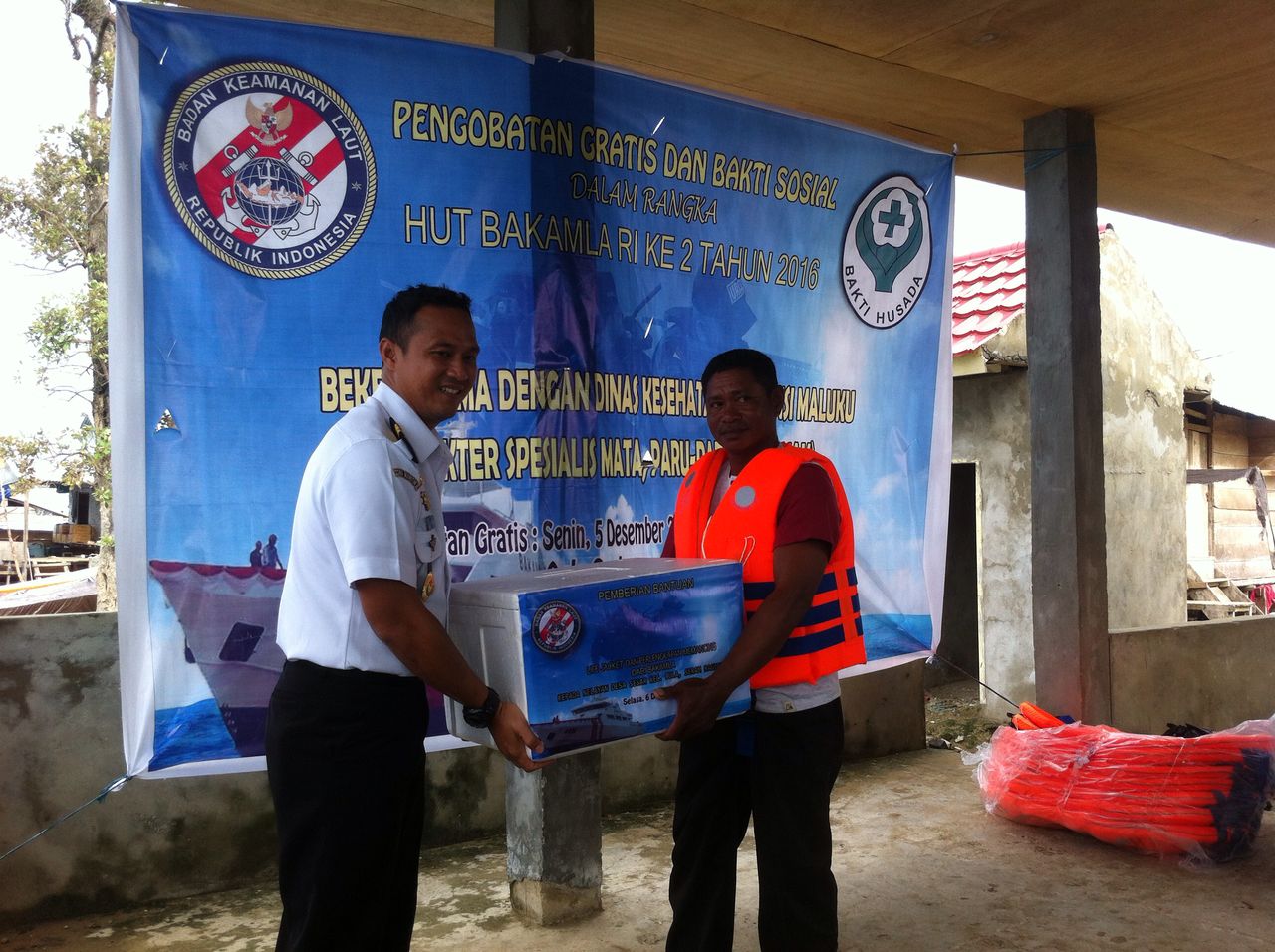 Sosialisasi Bakamla RI dan pembagian Life Jacket, di Pasar Pelelangan Ikan Desa Sesar Kecamatan Bula, Kabupaten Seram.