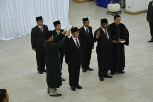 Pengambilan sumpah 5 pejabat .