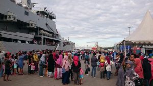 Suasana di dermaga pelabuhan Semayang Balikpapan, masyarakat secara bergantian naik ke KRI Teluk Bintuni 520 pada saat acara open ship.   