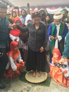 Susi Pudjiastuti saat meresmikan ekonomi kebun kima di Pantai Teluk Tihlepuai, Negeri Morela, Kabupaten Maluku Tengah, Jum'at (16/12).