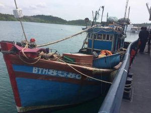 Kapal motor Vietnam KM. BTH 85800 TS  dengan muatan 150 kg cumi basah berhasil ditangkap melalui sinergi patroli antara Badan Keamanan Laut RI.