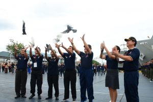 Panglima Kolinlamil Laksda TNI I.G. Putu Wijamahaadi, S.H. bersama para perwakilan dari instansi pemerintah dan BUMN yang hadir secara simbolis melepaskan burung dara sebagai simbol nota kesepakatan penanggulangan HIV/Aids di Kawasan Pelabuhan.