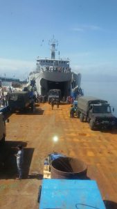 KRI Teluk Bintuni 520 sedang melaksanakan debarkasi Bahan bantuan kemanusiaan untuk korban Banjir di Bima, Nusa Tenggara Barat.