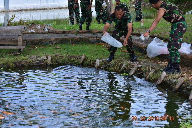 Tebar Bibit Ikan, Satlinlamil Surabaya Sinergikan Lingkungan Sekitar