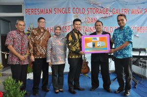 Kiri ke kanan, Suhada abdullah (Kepala Dinas Kelautan dan Perikanan), Hengky Pratoko (Ketua ALFI Jatim), Dothy (Presiden Direktur Terminal Petikemas Surabaya), Emil Ellestianto (Bupati Trenggalek), Ahmad rofiudin (Rektor Uiversitas Negeri Malang), dan Eko Harijadi (Komisaris Terminal Petikemas Surabaya).