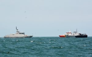 Unsur jajaran Koarmabar yang tergabung dalam Operasi SAR pencarian korban musibah KM Zahro Express melaksanakan SAR di perairan Pulau Seribu, Senin (2/1).