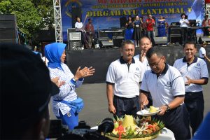 Pemotongan tumpeng di acara Lantamal V oleh Laksamana Pertama TNI Edi Sucipto, S.E.,M.M. 