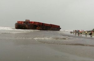 Salah tongkang yang dievakuasi prajurit Posal Meulaboh yang terdampar di Pantai Gunung Keling, Kabupaten Aceh Barat.