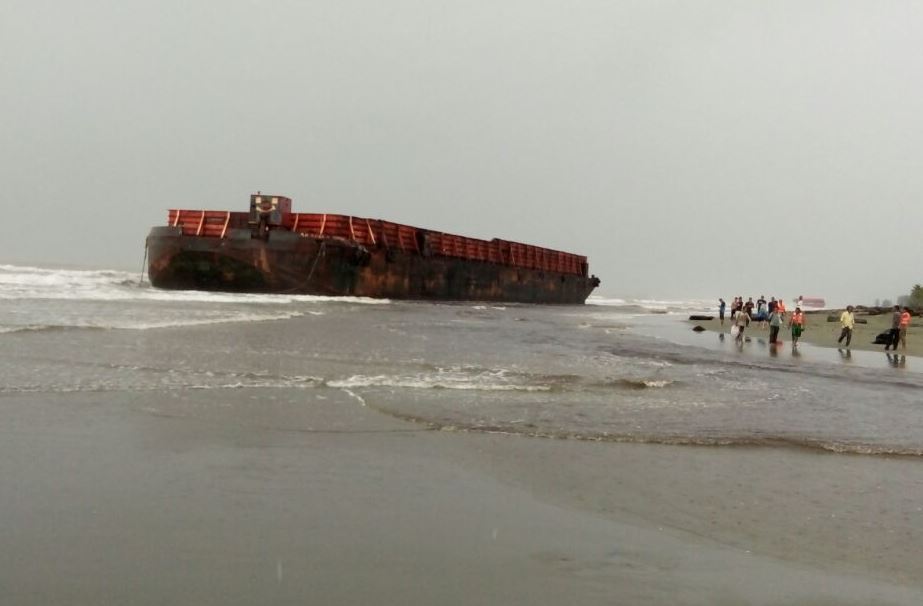 Posal Meulaboh Laksanakan Evakuasi Tongkang Terdampar