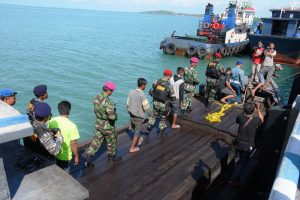 Tim WFQR-4 menangkap kapal motor penyelundup BBM beserta ABK-nya di perairan Pulau Karimun Kecil Kabupaten Tanjung Balai Karimun Kepulauan Riau, Sabtu (7/1).