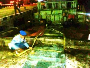 KM Hang Tuah 6 yang mengangkut BBM berupa HSD ilegal dalam pengawasan Petugas di dermaga Yos Soedarso, Lantamal IV Tanjung Pinang.