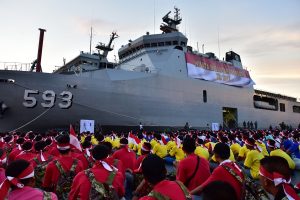 Para pelajar berkumpul di dermaga Kolinlamil sebelum mengikuti kegiatan Joy Sailing dengan KRI Banda Aceh 593.